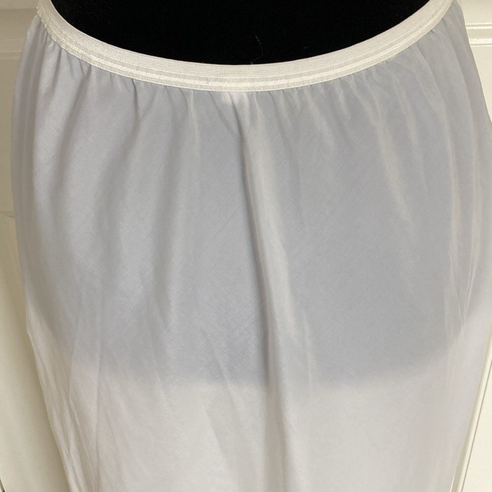 Vintage Womens 1/2 Slip L‎ Creamy White Lace Trim Feminine Girly Classic - Picture 7 of 8